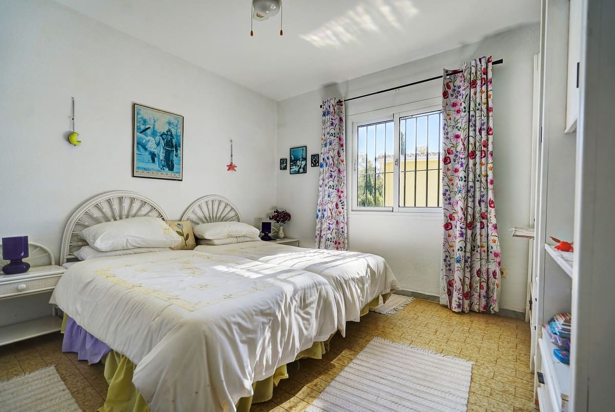 3 bedroom Villa for sale in Calahonda with pool garage - € 599,995 (Ref: 9519282)