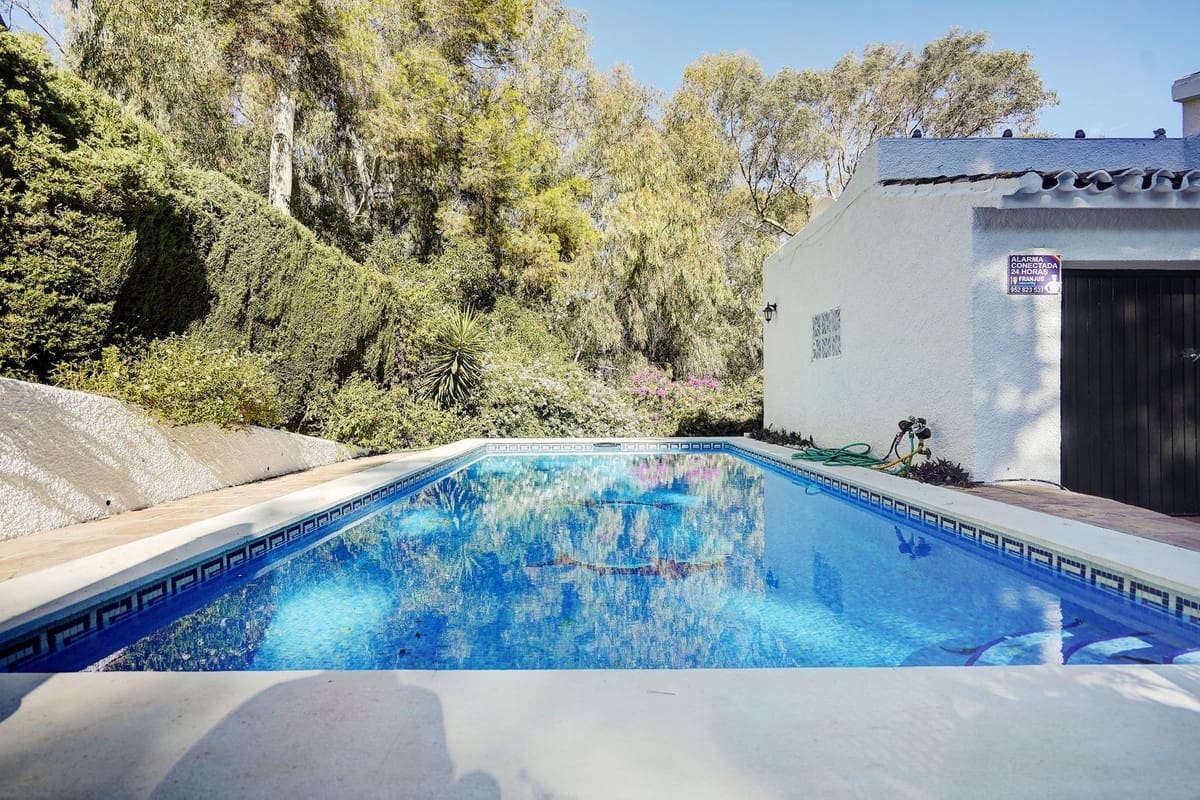 3 bedroom Villa for sale in Calahonda with pool garage - € 599,995 (Ref: 9519282)