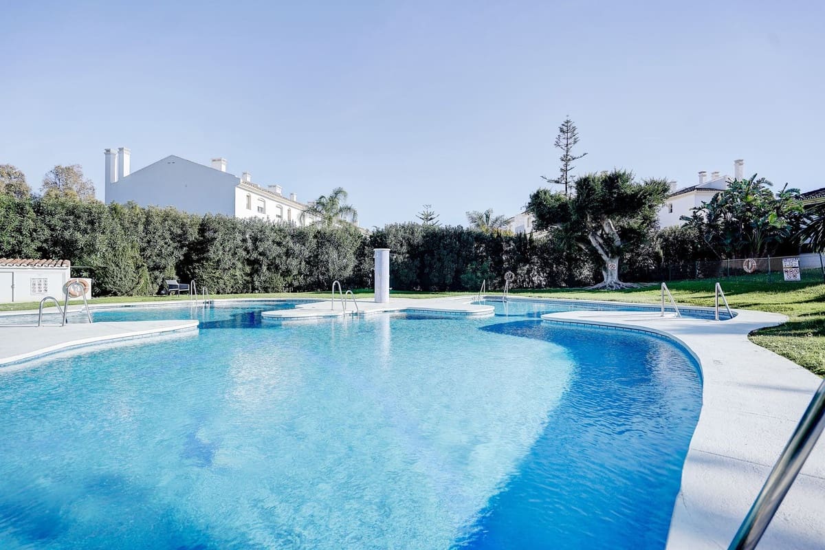 2 bedroom Penthouse for sale in Calahonda with pool garage - € 330,000 (Ref: 9604491)