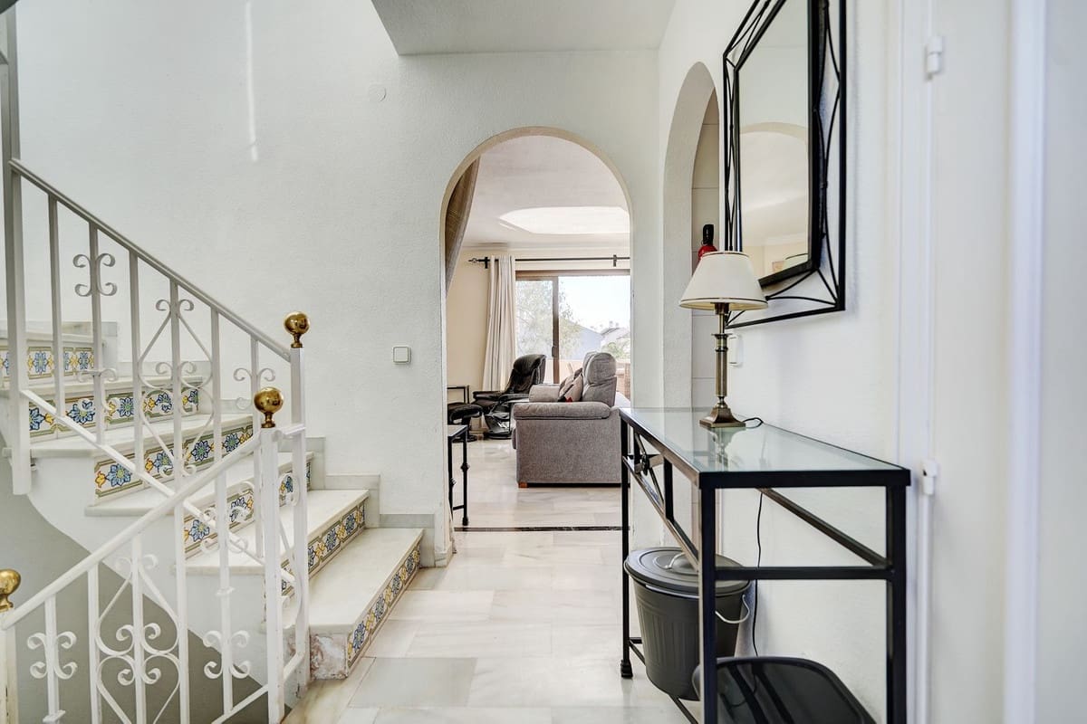 2 bedroom Penthouse for sale in Calahonda with pool garage - € 330,000 (Ref: 9604491)