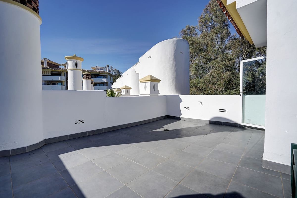 2 bedroom Penthouse for sale in Calahonda with pool garage - € 330,000 (Ref: 9604491)