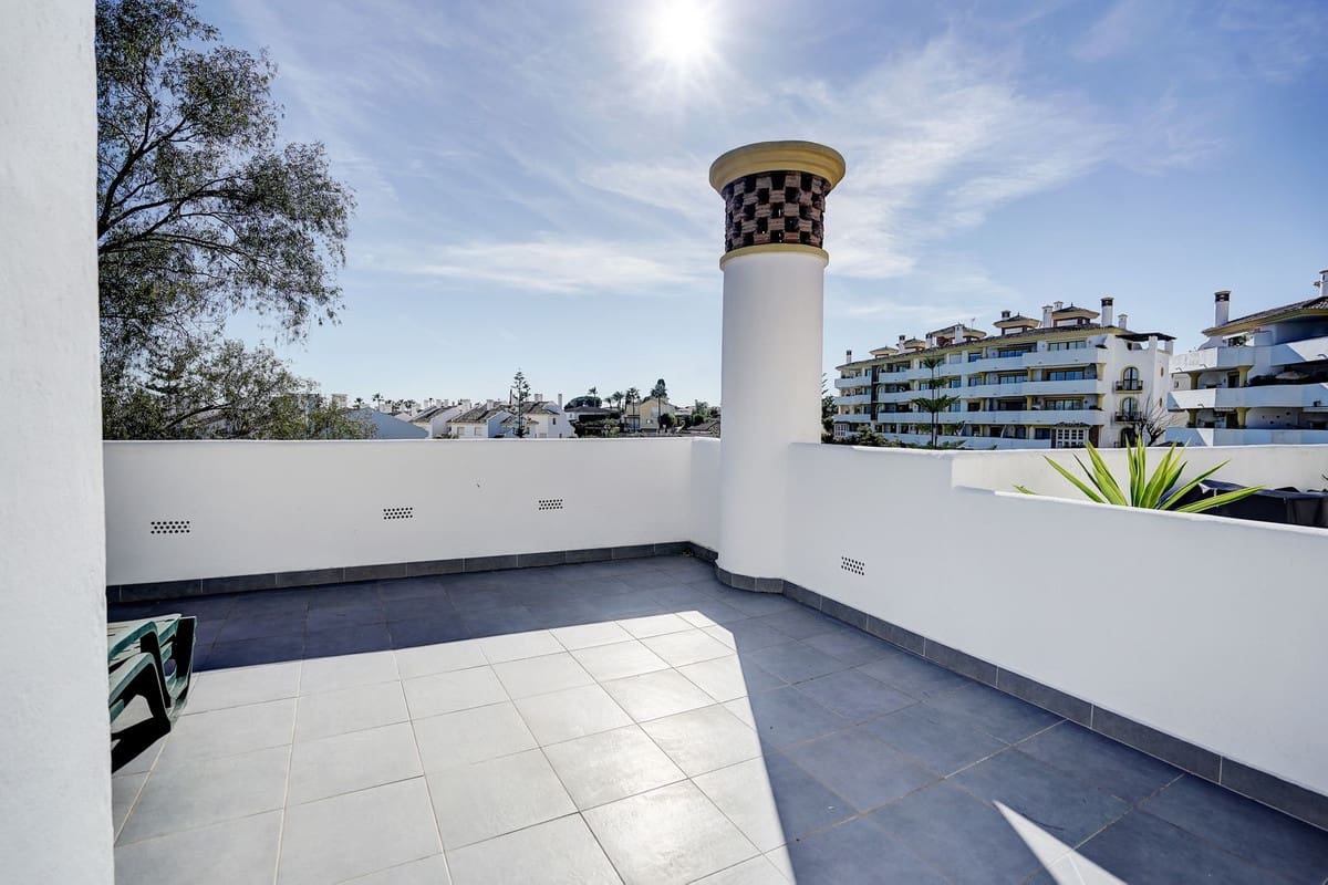 2 bedroom Penthouse for sale in Calahonda with pool garage - € 330,000 (Ref: 9604491)