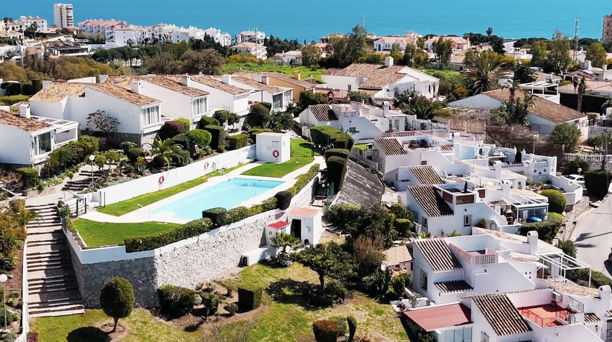 2 bedroom Townhouse for sale in Calahonda with pool garage - € 385,000 (Ref: 9618706)