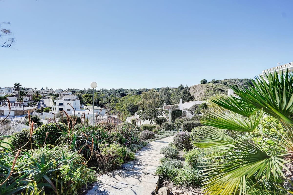 2 bedroom Townhouse for sale in Calahonda with pool garage - € 385,000 (Ref: 9618706)