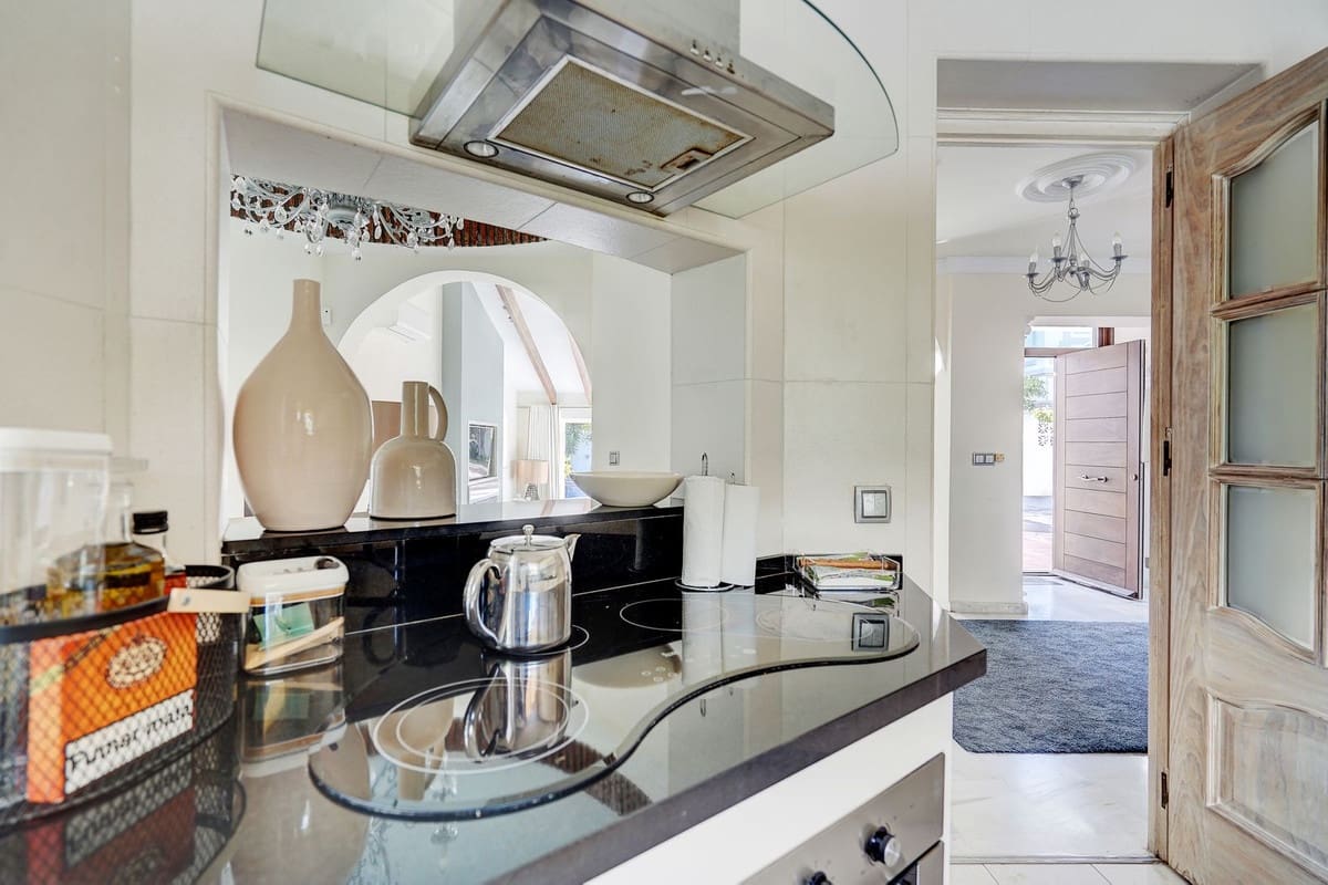3 bedroom Villa for sale in Calahonda with pool garage - € 999,995 (Ref: 9635160)