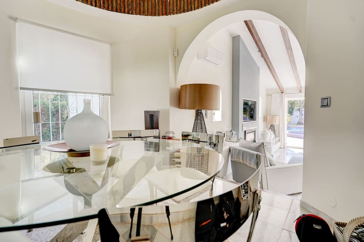 3 bedroom Villa for sale in Calahonda with pool garage - € 999,995 (Ref: 9635160)
