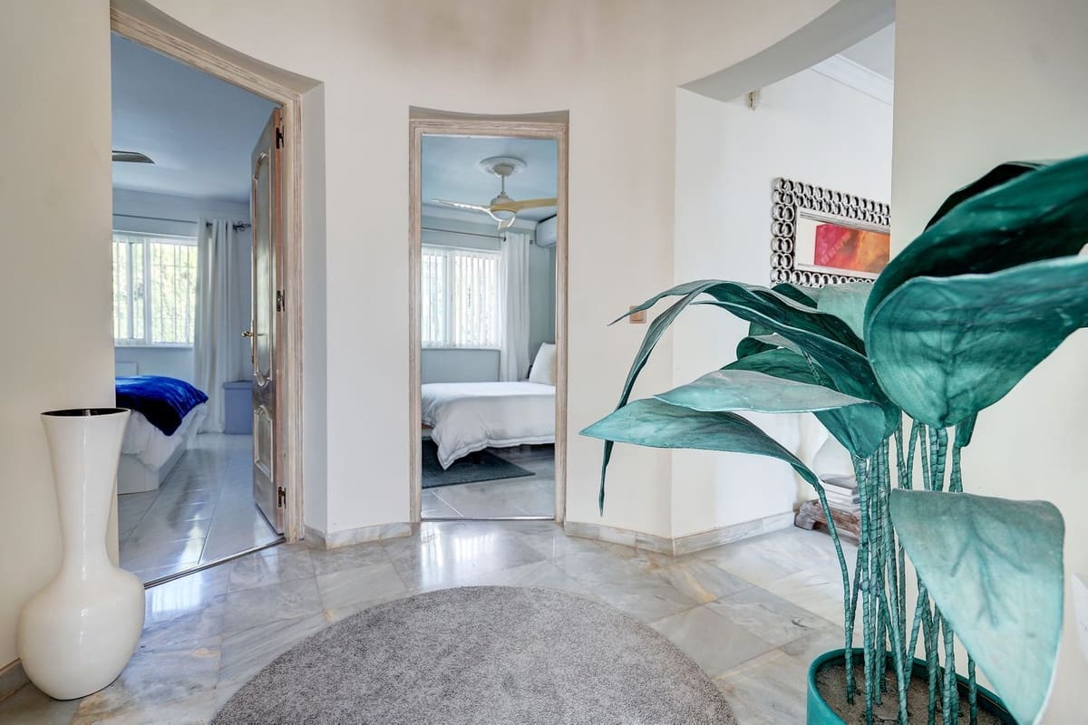 3 bedroom Villa for sale in Calahonda with pool garage - € 999,995 (Ref: 9635160)