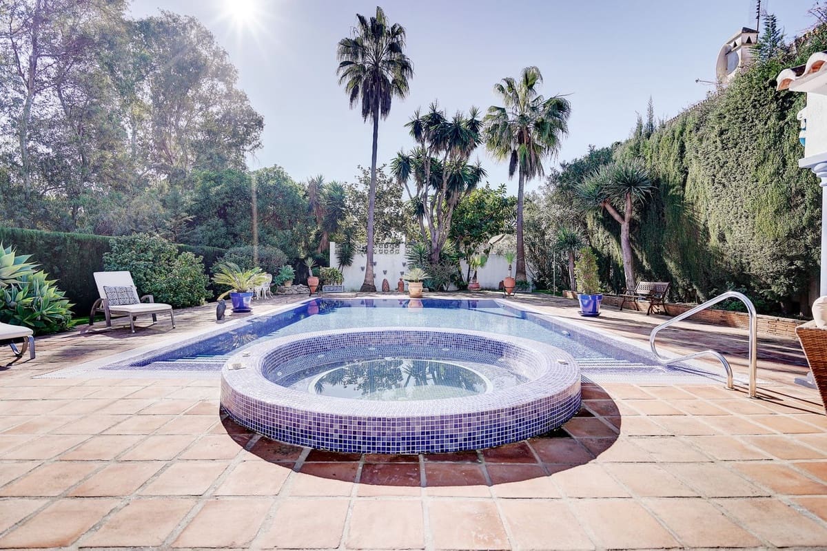 3 bedroom Villa for sale in Calahonda with pool garage - € 999,995 (Ref: 9635160)