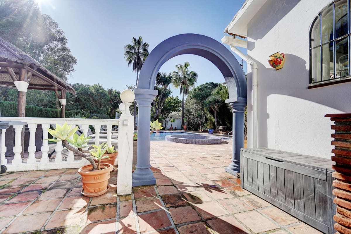 3 bedroom Villa for sale in Calahonda with pool garage - € 999,995 (Ref: 9635160)