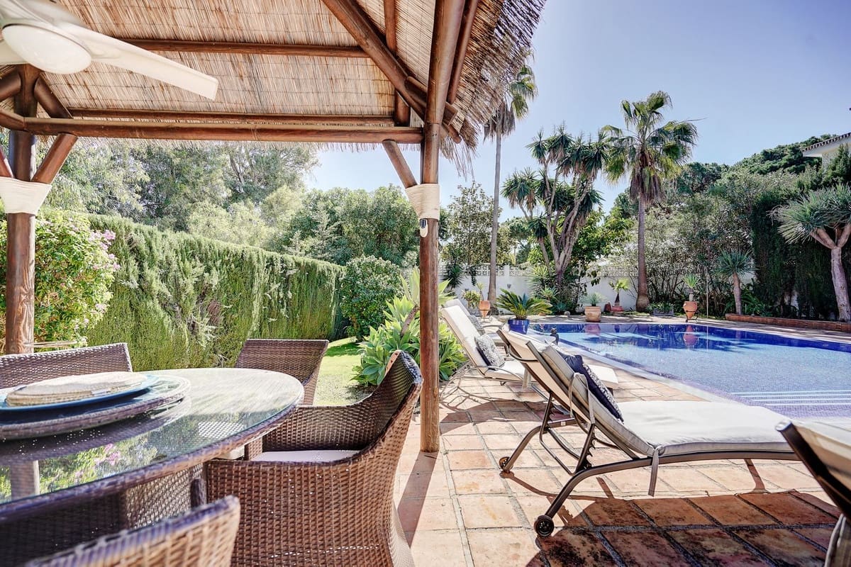 3 bedroom Villa for sale in Calahonda with pool garage - € 999,995 (Ref: 9635160)