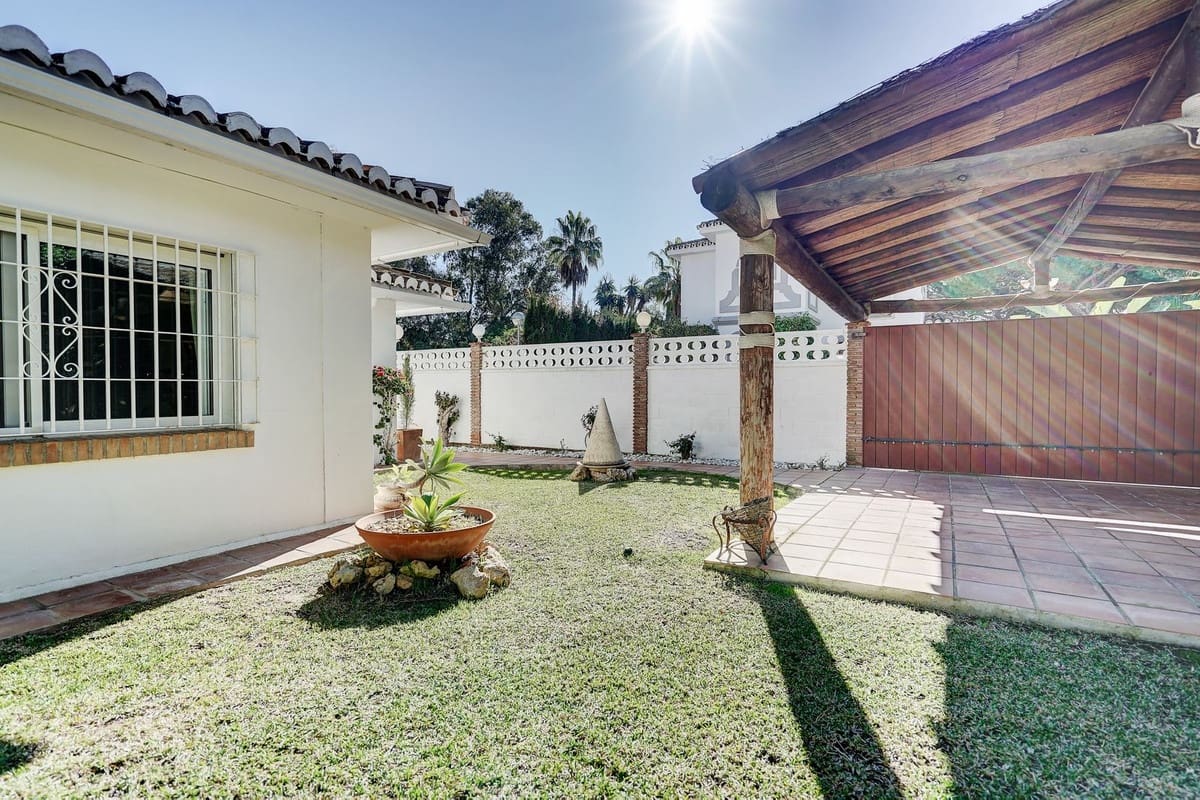 3 bedroom Villa for sale in Calahonda with pool garage - € 999,995 (Ref: 9635160)
