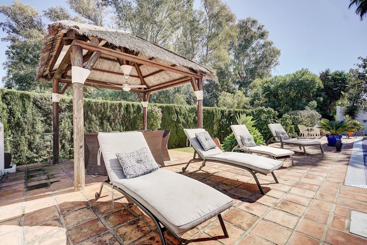 3 bedroom Villa for sale in Calahonda with pool garage - € 999,995 (Ref: 9635160)