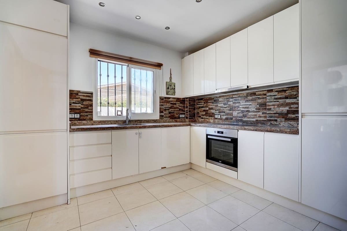 4 sypialnia Willa na sprzedaż w Fuengirola z basenem garażem - 850 000 € (Ref: 9789793)