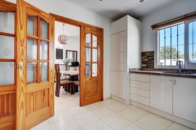 4 bedroom Villa for sale in Fuengirola with pool garage - € 850,000 (Ref: 9789793)