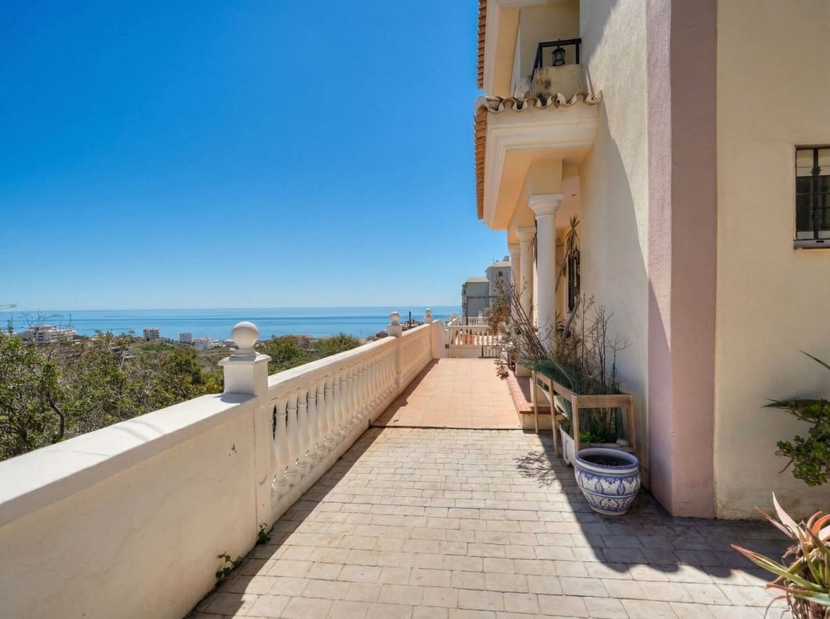 4 sypialnia Willa na sprzedaż w Fuengirola z basenem garażem - 850 000 € (Ref: 9789793)