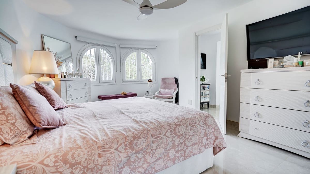 3 bedroom Villa for sale in Mijas with pool garage - € 825,000 (Ref: 9802710)