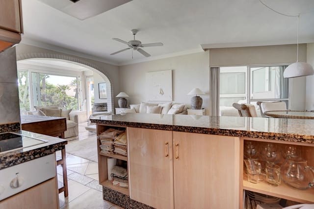 2 soveværelse Lejlighed til salg i La Cala de Mijas, Mijas med swimmingpool garage - € 549.950 (Ref: 9804862)