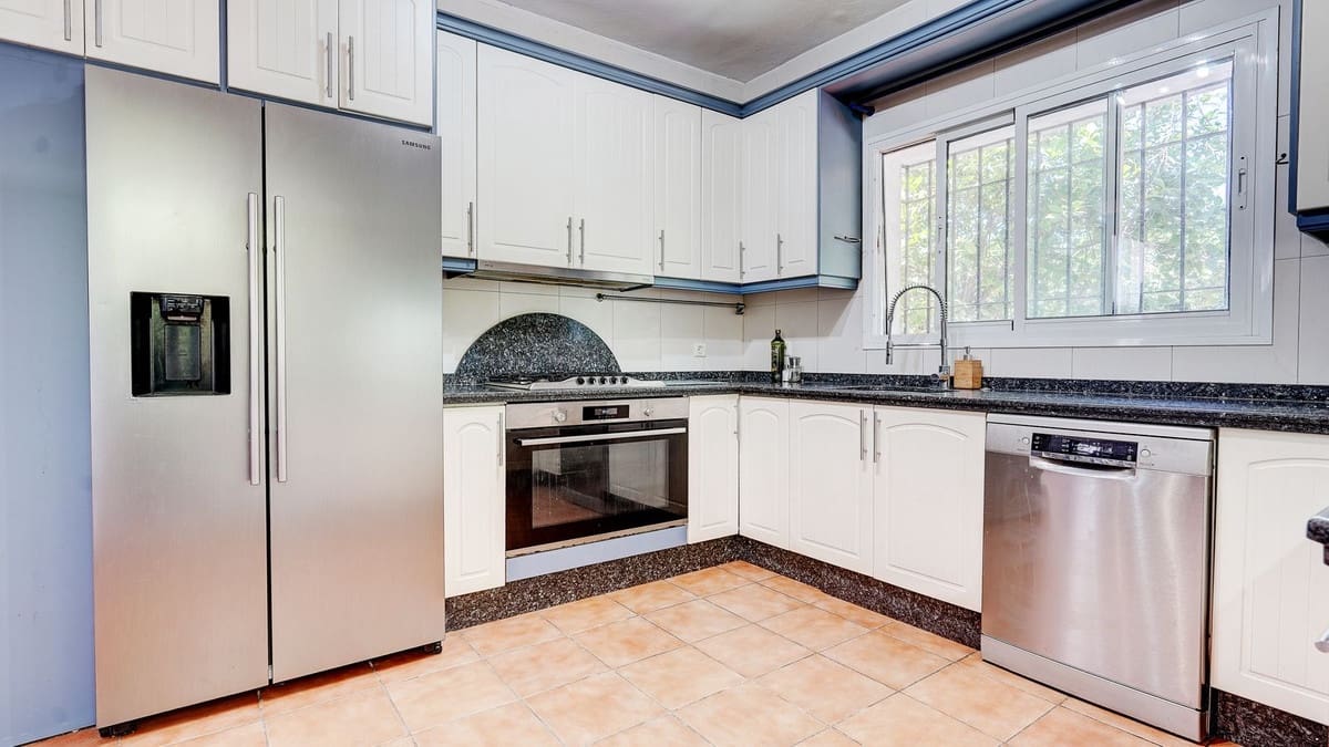 4 bedroom Villa for sale in La Sierrezuela with pool - € 750,000 (Ref: 9832008)