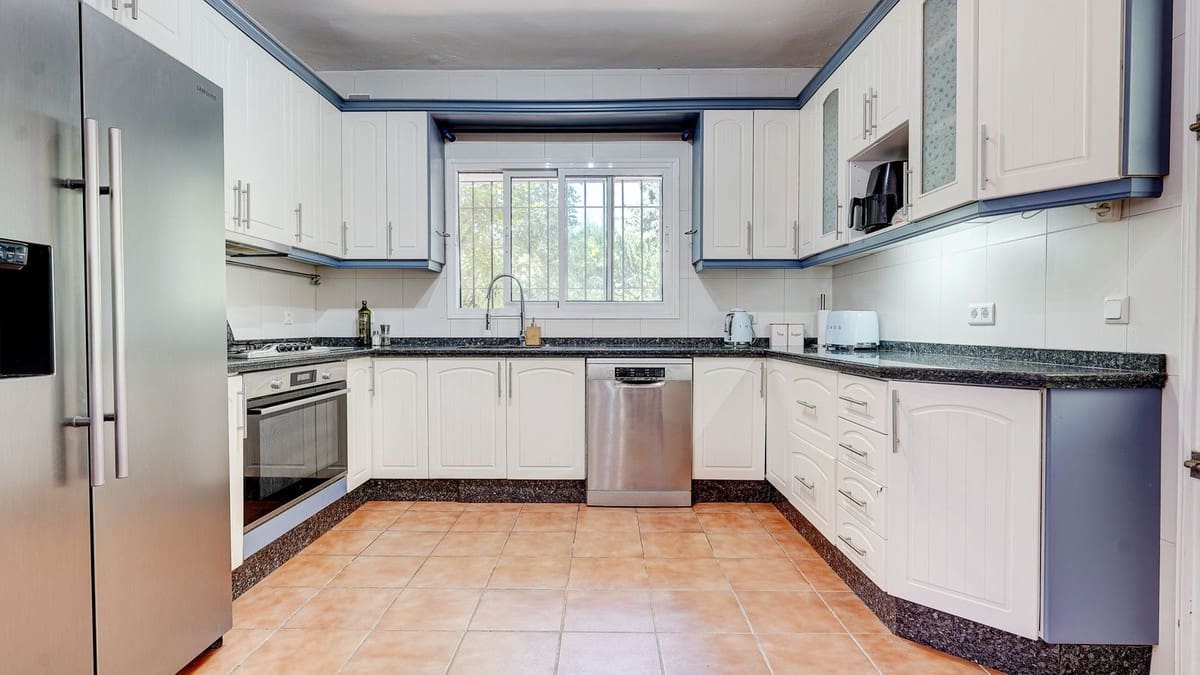 4 bedroom Villa for sale in La Sierrezuela with pool - € 750,000 (Ref: 9832008)