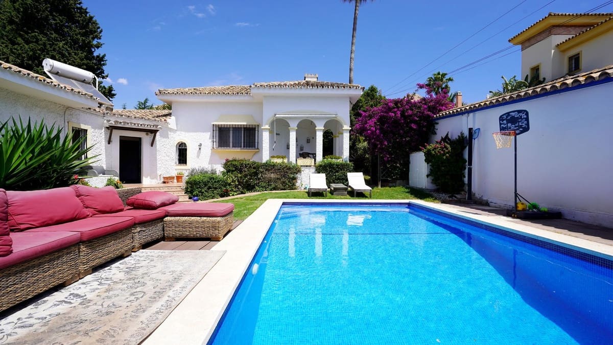 4 bedroom Villa for sale in La Sierrezuela with pool - € 750,000 (Ref: 9832008)
