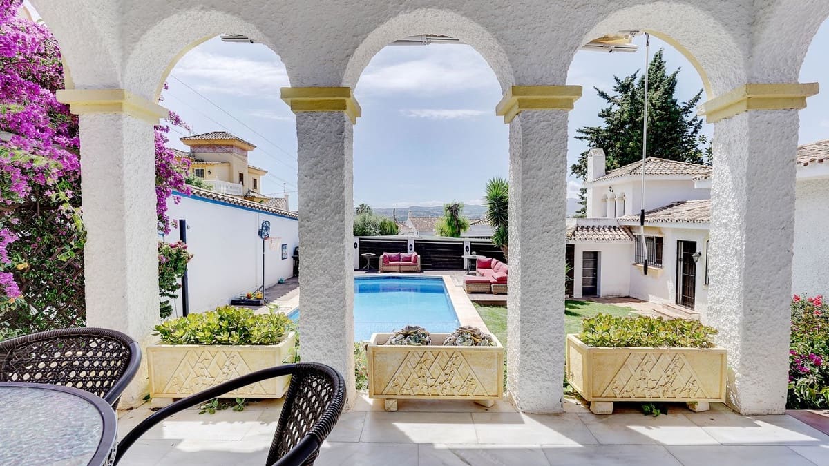4 bedroom Villa for sale in La Sierrezuela with pool - € 750,000 (Ref: 9832008)