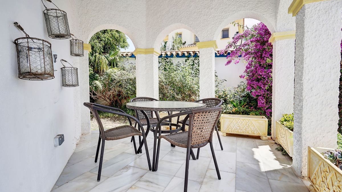 4 bedroom Villa for sale in La Sierrezuela with pool - € 750,000 (Ref: 9832008)