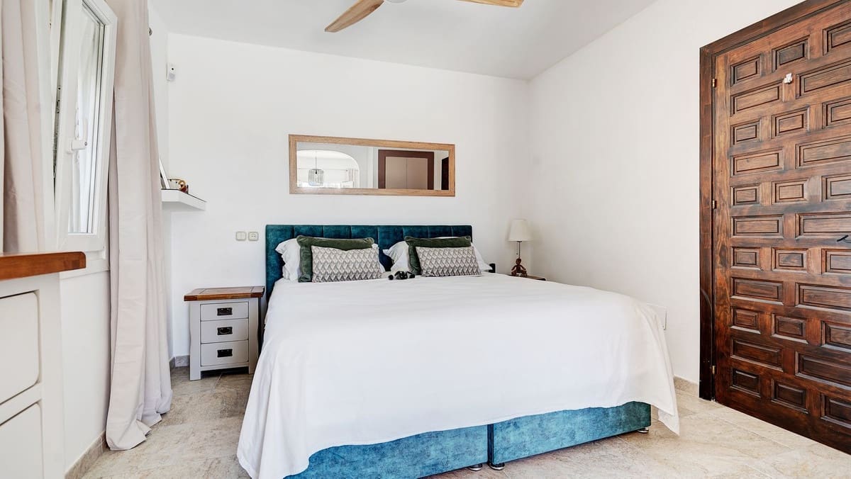 4 soverom Villa til salgs i Calahonda med svømmebasseng garasje - € 1 049 995 (Ref: 9850599)