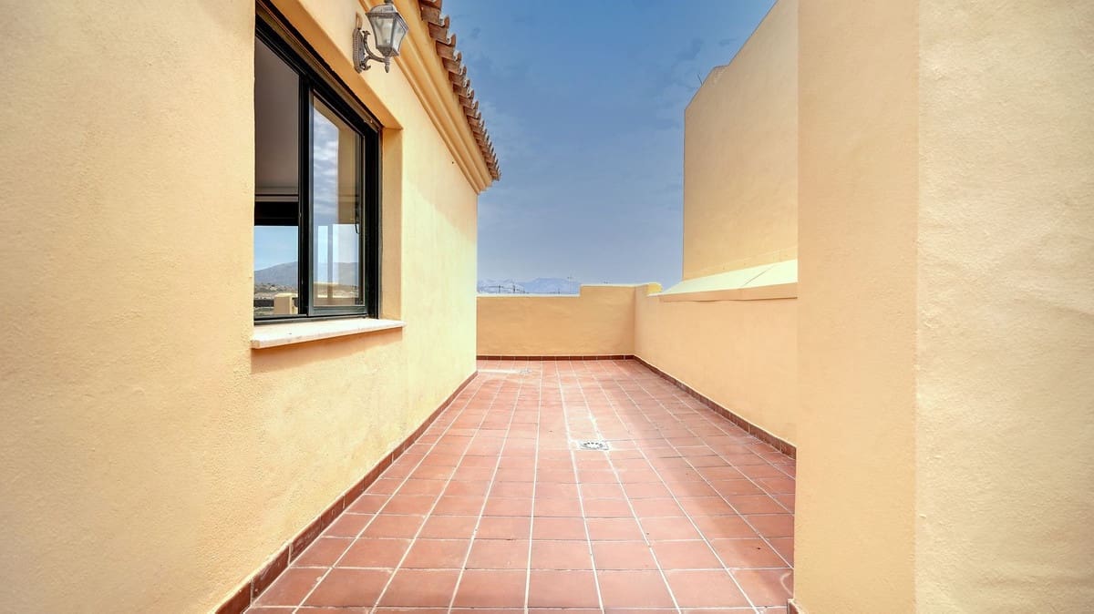 2 bedroom Penthouse for sale in Malaga city with pool garage - € 349,995 (Ref: 9925160)