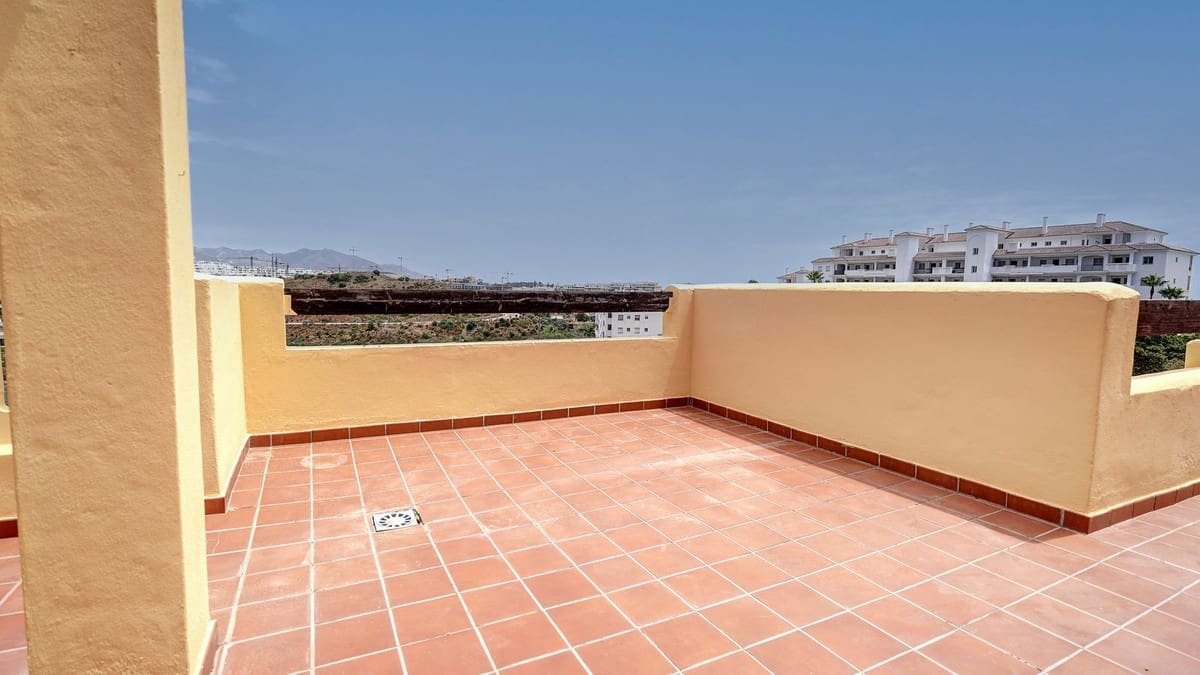 2 bedroom Penthouse for sale in Malaga city with pool garage - € 349,995 (Ref: 9925160)