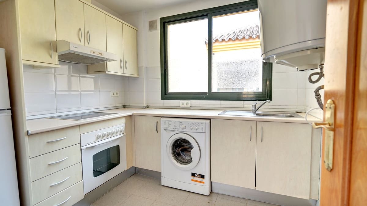 2 bedroom Penthouse for sale in Malaga city with pool garage - € 349,995 (Ref: 9925160)