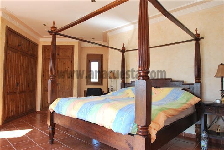 4 soveværelse Villa til salg i New Golden Mile med swimmingpool garage - € 2.500.000 (Ref: 9234879)