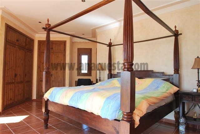 4 soveværelse Villa til salg i La Concha - Resina Golf, Estepona med swimmingpool garage - € 2.500.000 (Ref: 9234879)