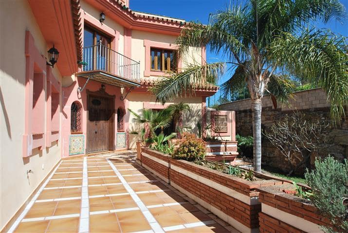 4 soveværelse Villa til salg i New Golden Mile med swimmingpool garage - € 2.500.000 (Ref: 9234879)