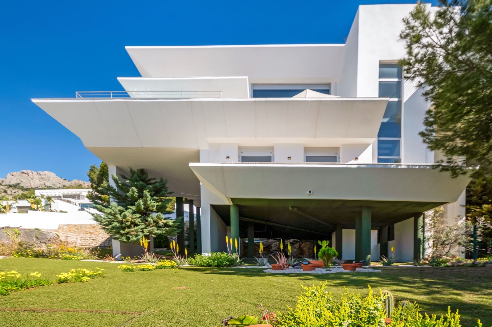 4 bedroom Villa for rent in Altea with pool garage - € 3,400 (Ref: 10009778)