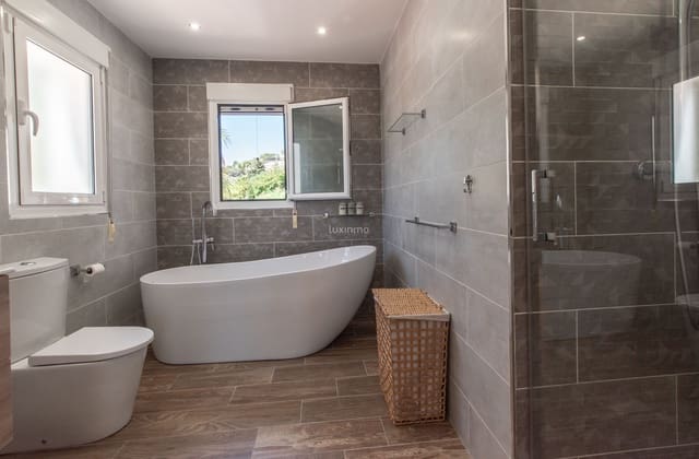 4 bedroom Villa for sale in Calpe / Calp with pool garage - € 995,000 (Ref: 10019573)
