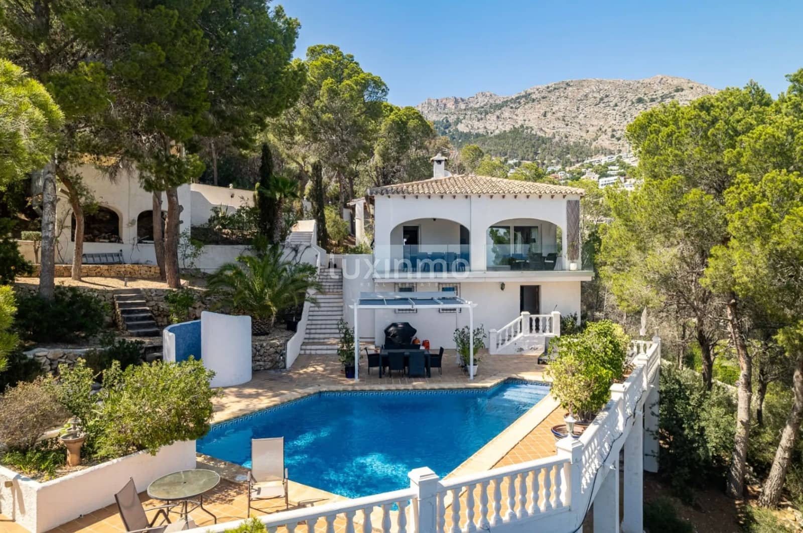 5 bedroom Villa for sale in Altea with pool garage - € 1,245,000 (Ref: 10024735)