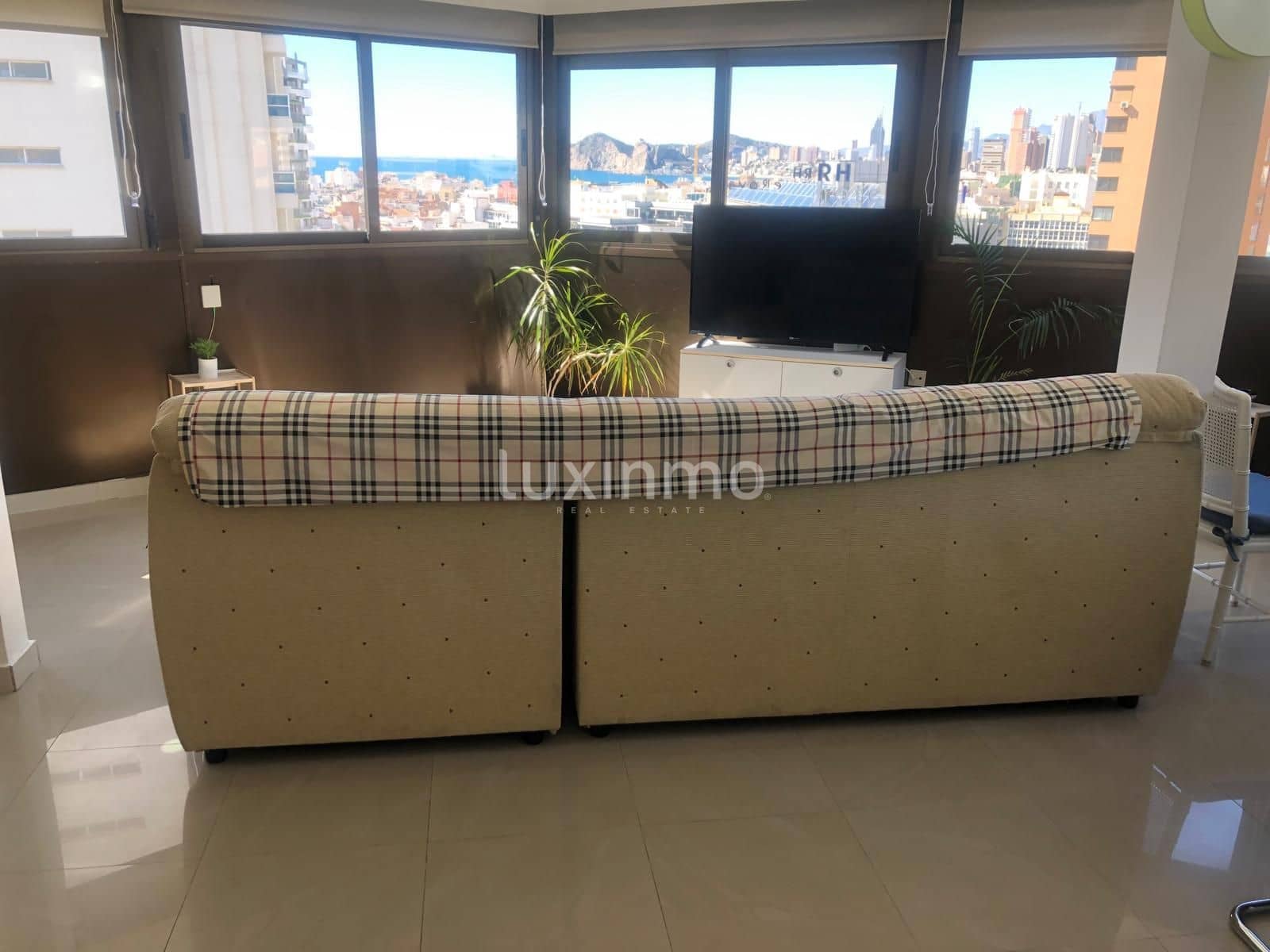 2 soverom Penthouse til leie i Benidorm med svømmebasseng garasje - € 1 500 (Ref: 10057828)