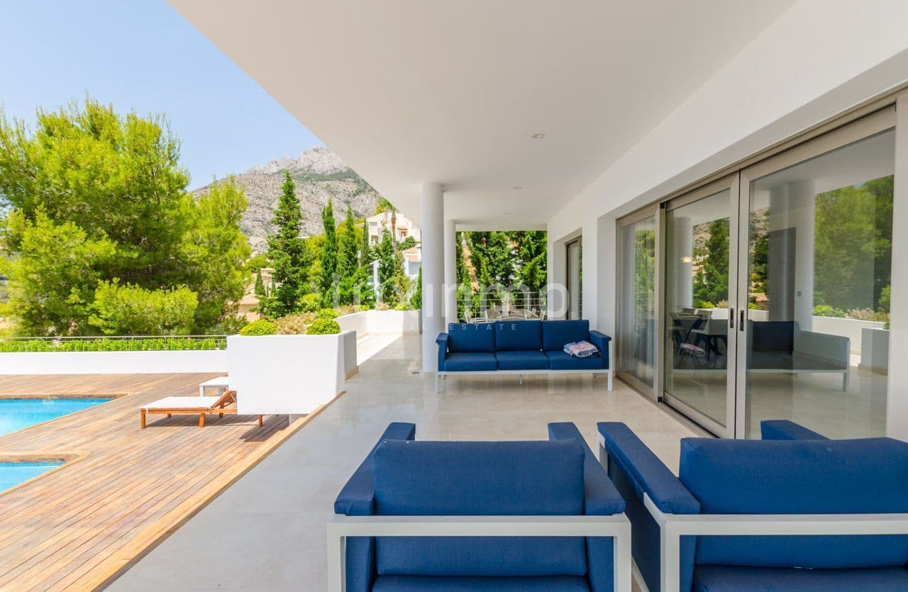 5 bedroom Villa for rent in Altea with pool garage - € 7,000 (Ref: 10079180)