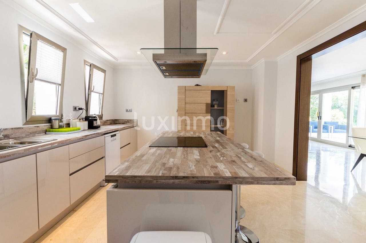 5 bedroom Villa for rent in Altea with pool garage - € 7,000 (Ref: 10079180)