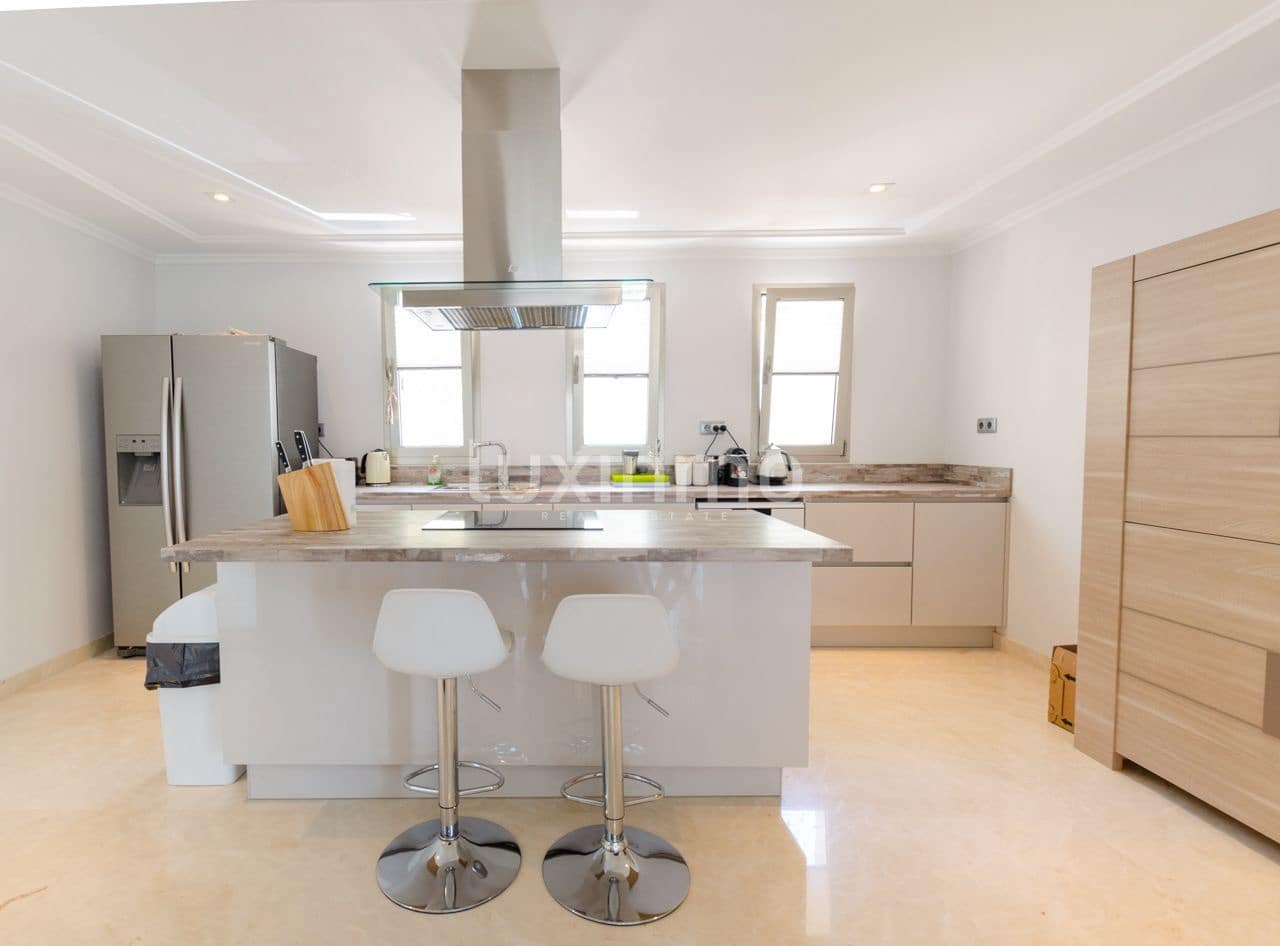 5 bedroom Villa for rent in Altea with pool garage - € 7,000 (Ref: 10079180)