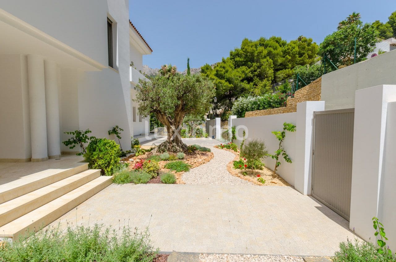 5 bedroom Villa for rent in Altea with pool garage - € 7,000 (Ref: 10079180)