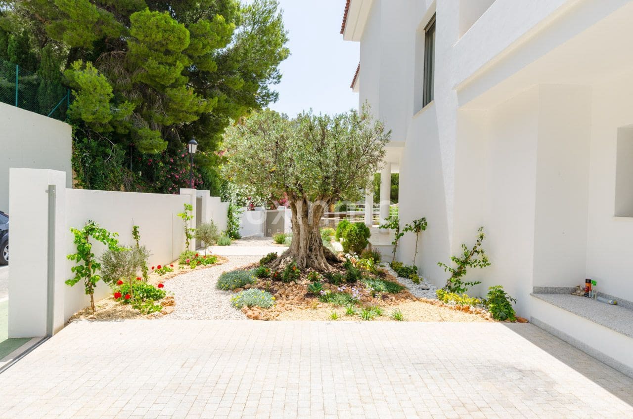 5 bedroom Villa for rent in Altea with pool garage - € 7,000 (Ref: 10079180)