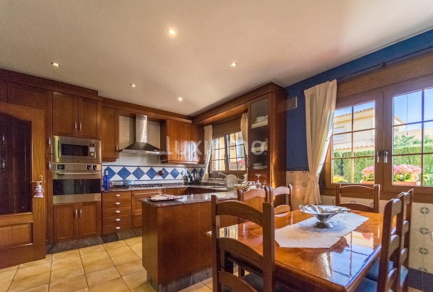 6 bedroom Villa for sale in La Nucia with pool garage - € 840,000 (Ref: 10079298)