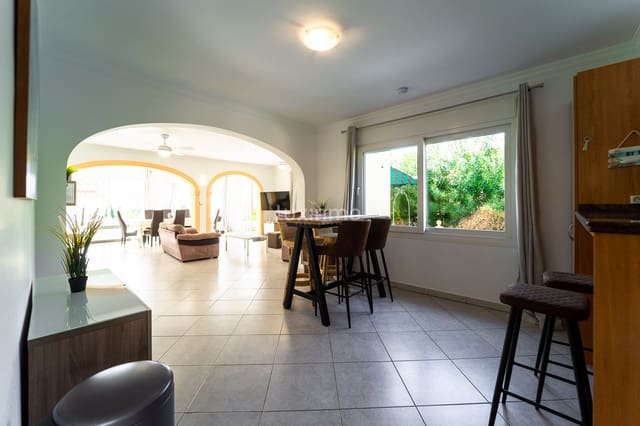 3 makuuhuone Huvila myytävänä paikassa Calpe / Calp mukana uima-altaan 
autotalli - 695 000 € (Ref: 10079343)