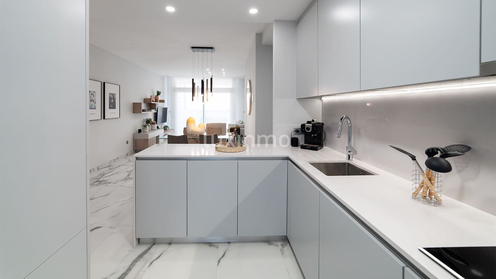 2 soveværelse Lejlighed til salg i Benidorm med swimmingpool garage - € 855.000 (Ref: 10079475)