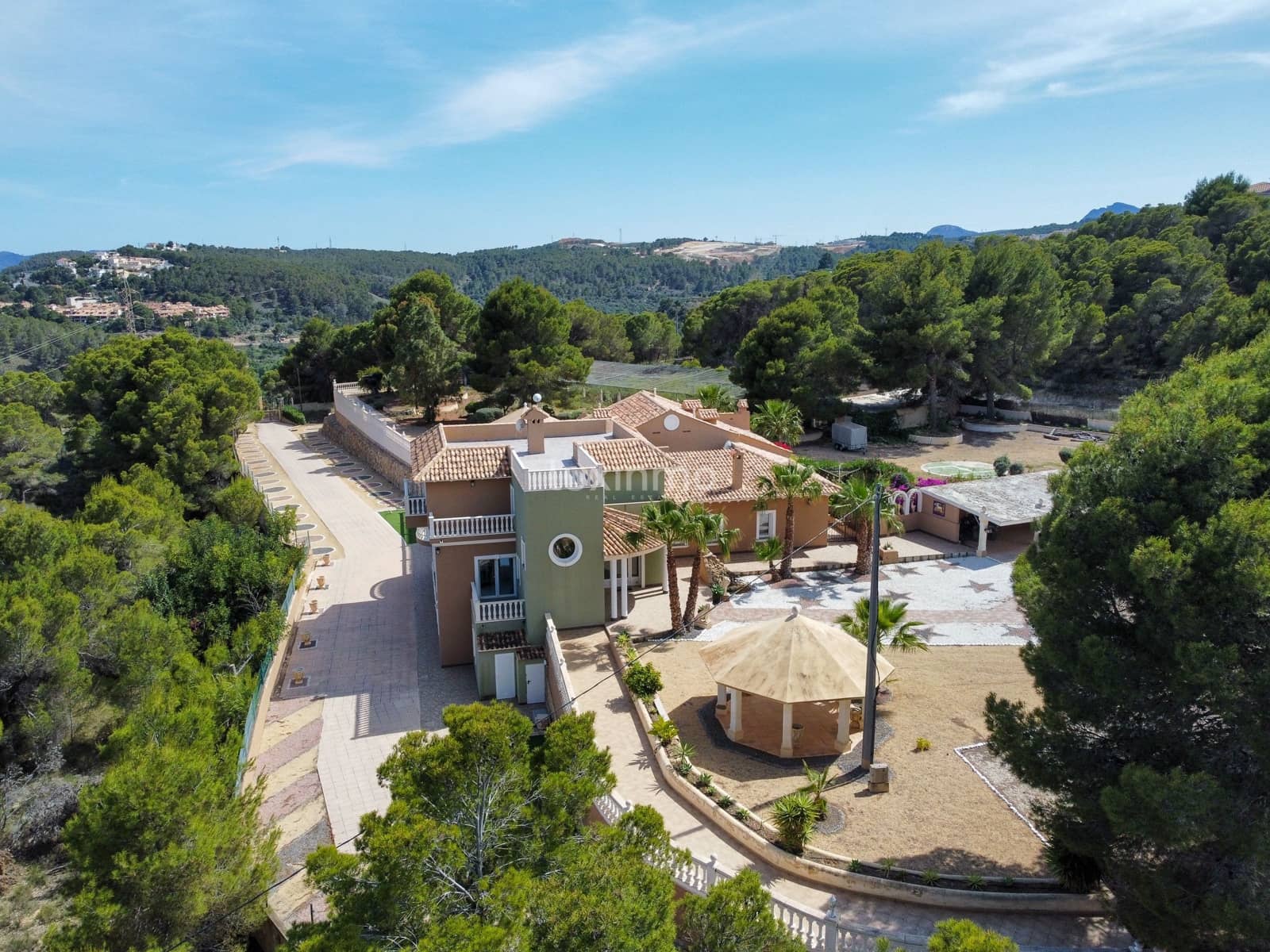 Chalet de 8 habitaciones en La Nucia en venta con piscina garaje - 2.500.000 € (Ref: 10079708)