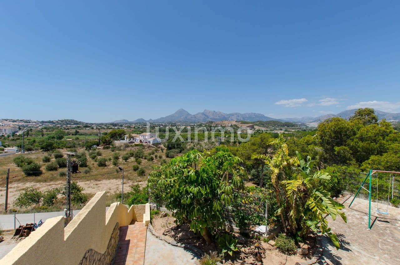 6 bedroom Villa for sale in Altea with pool - € 825,000 (Ref: 10167194)