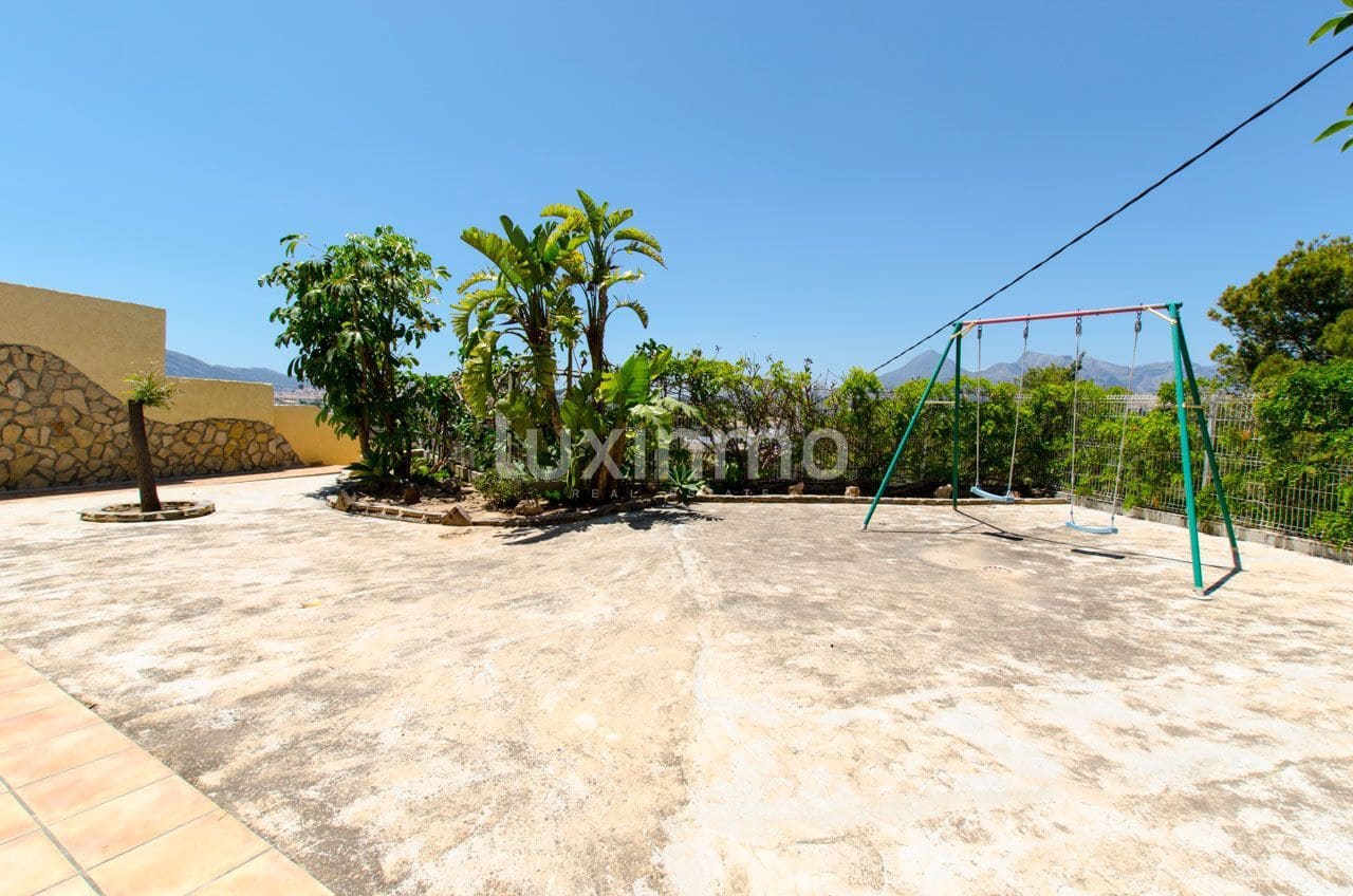 6 bedroom Villa for sale in Altea with pool - € 825,000 (Ref: 10167194)