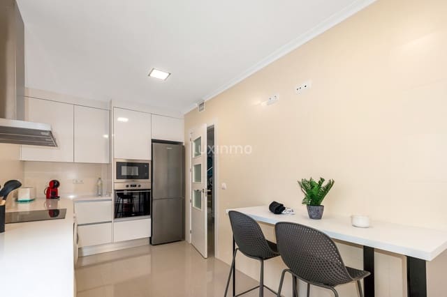 4 makuuhuone Huvila vuokrattavana paikassa Benidorm mukana uima-altaan 
autotalli - 3 100 € (Ref: 8644586)