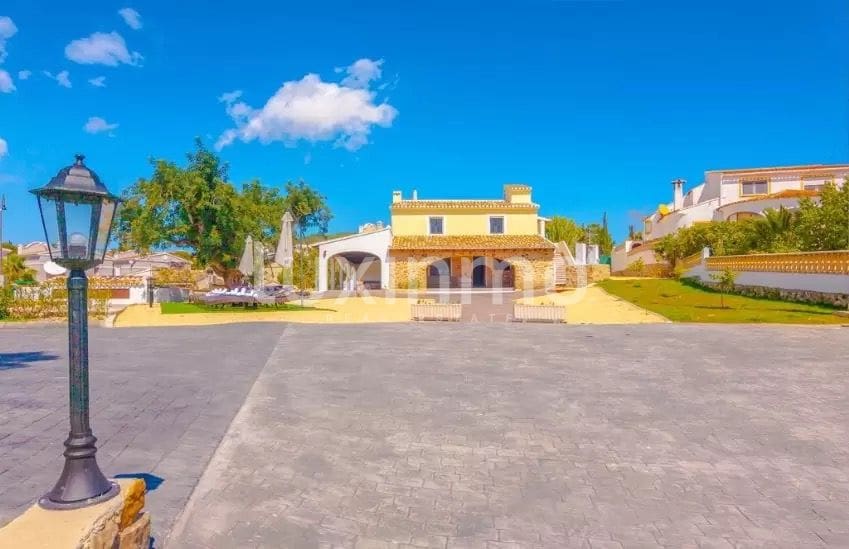 5 soveværelse Villa til leje i Calpe / Calp med swimmingpool garage - € 3.000 (Ref: 8735858)